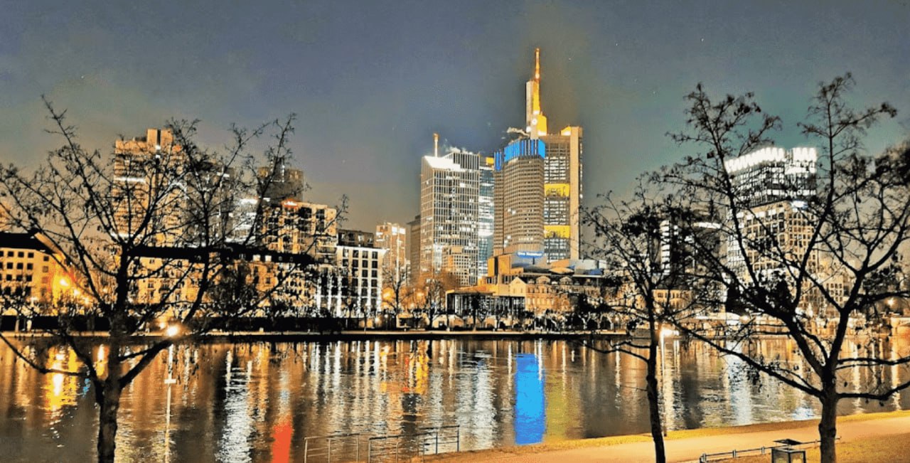 Entdecken Sie Frankfurt flexibel und komfortabel: mit öffentlichen Verkehrsmitteln und taxi Füssen.