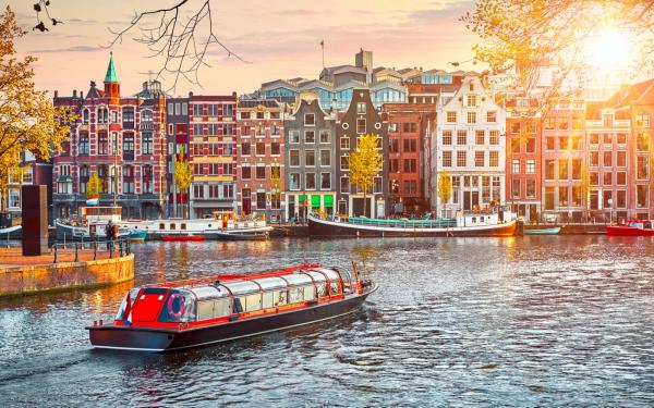 Must visit places in Amsterdam - tourist guide from Airport Taxis.