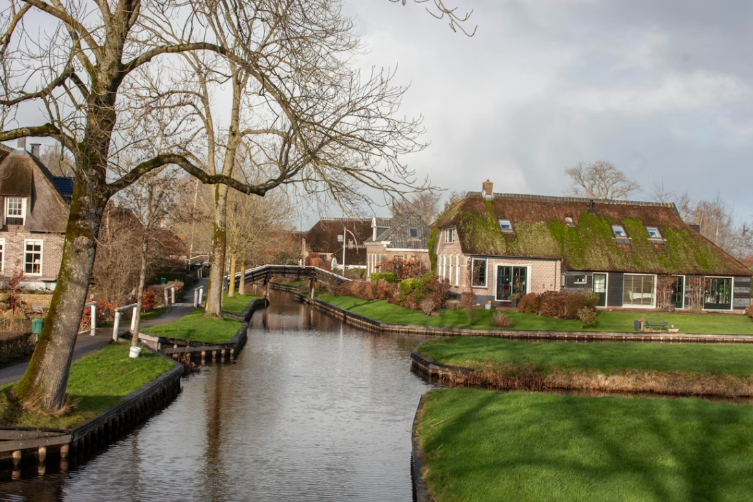 Giethoorn-Canals-and-Bridges-in-Winter