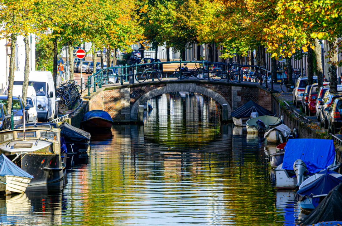 Haarle-Canals-and-Cozy-Winter-Streets