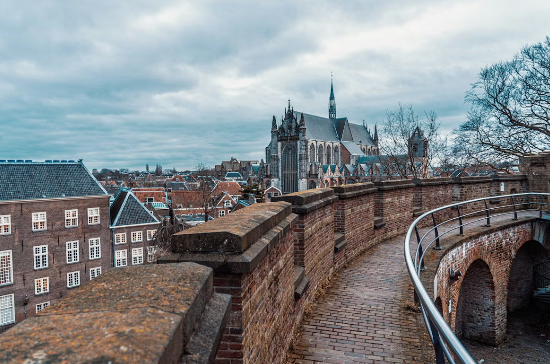 Leiden-Old-Town-and-Canals-on-a-Winter-Day