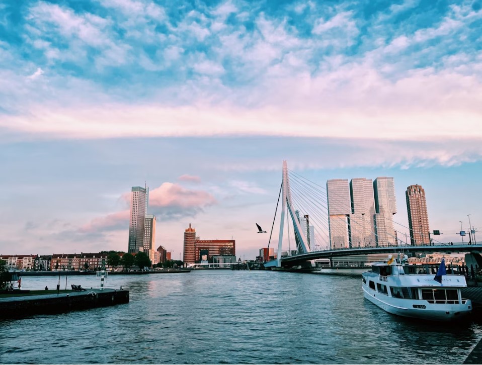 Rotterdam-boat-traveling-down