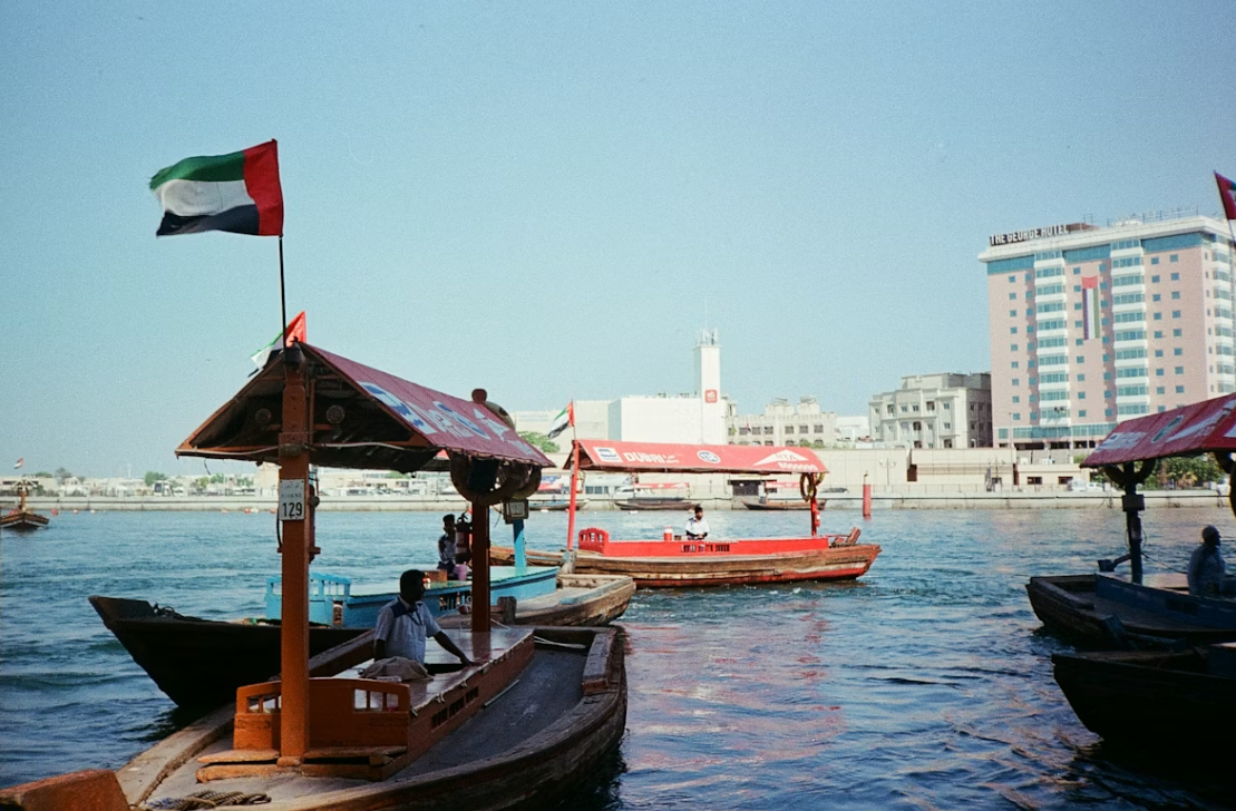 Traditional-abra-boats-crossing-Dubai-Creek