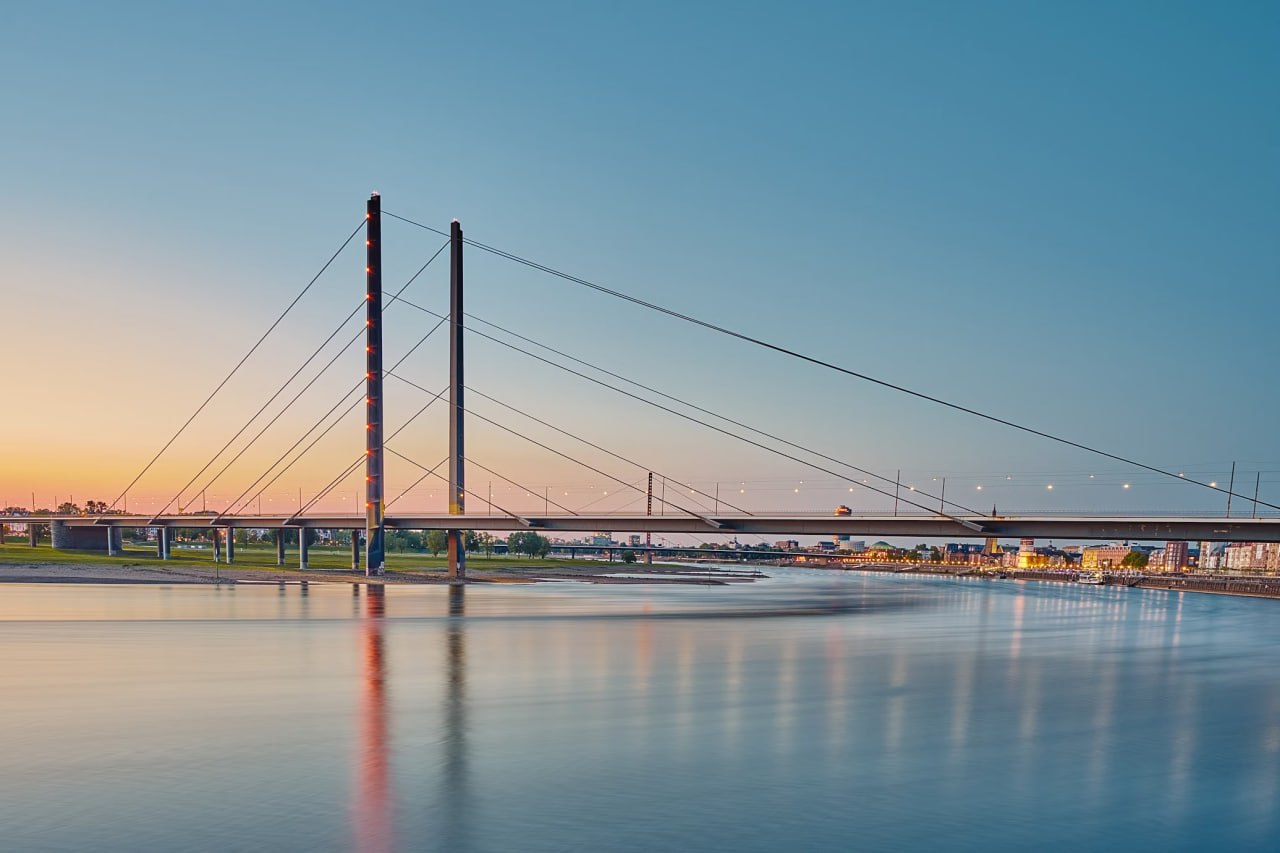 a_cable_stayed_bridge_that_leads_across_the_Rhine_dusseldorf