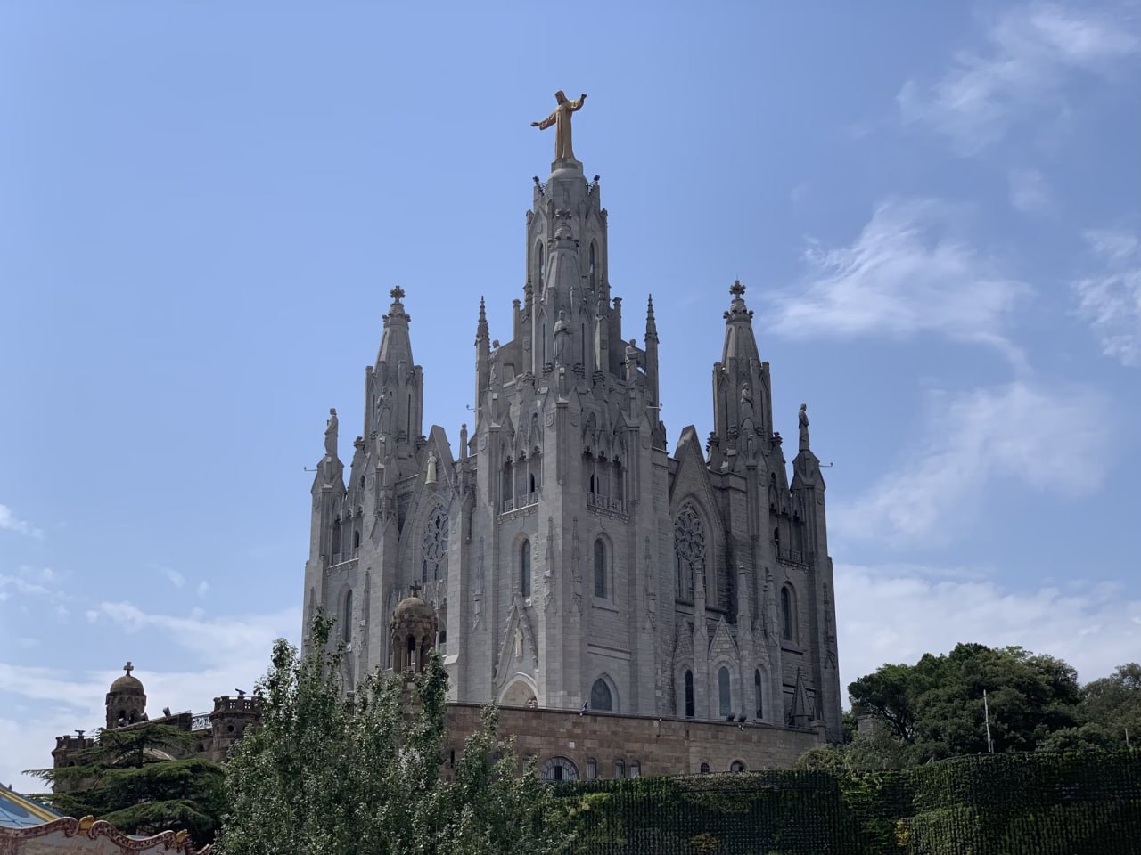 barcelona_spain_gray_cathedral_airporttaxis