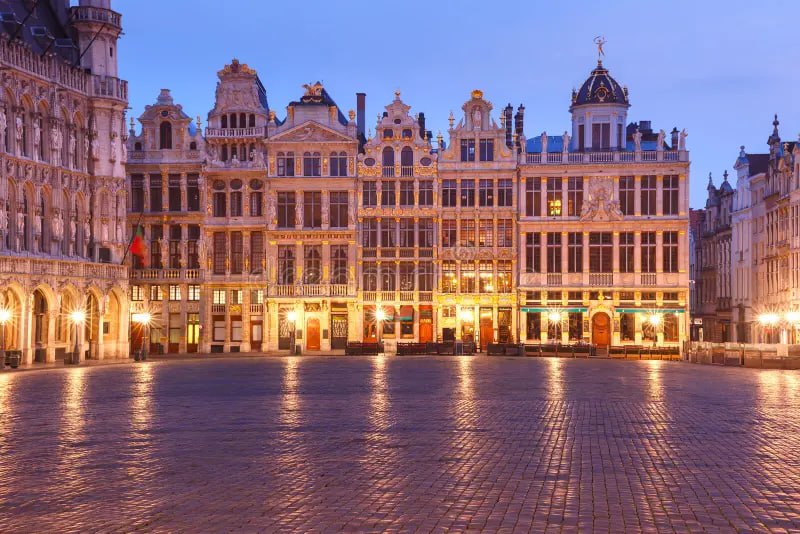 big_square_place_at_night_in_brussels_belgium