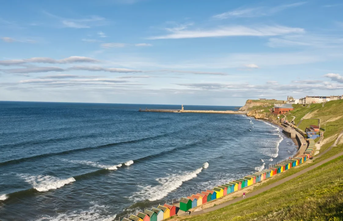 Costa de Brighton con playa, mar y paseo marítimo