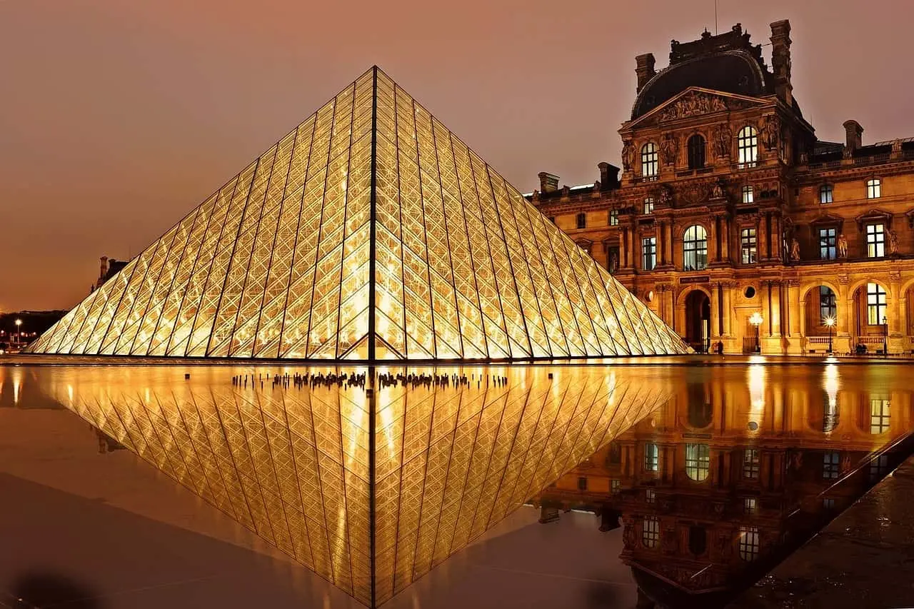Louvre in Paris | Airport Taxi