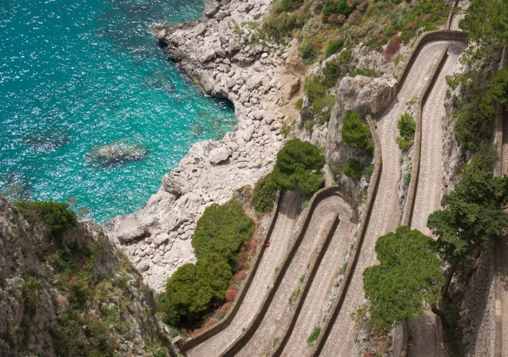 Kustlijn van het eiland Capri in Italië