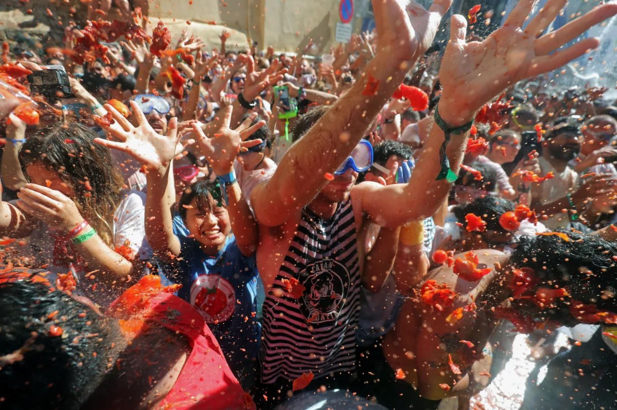 celebrating_la_tomatina_in_spain