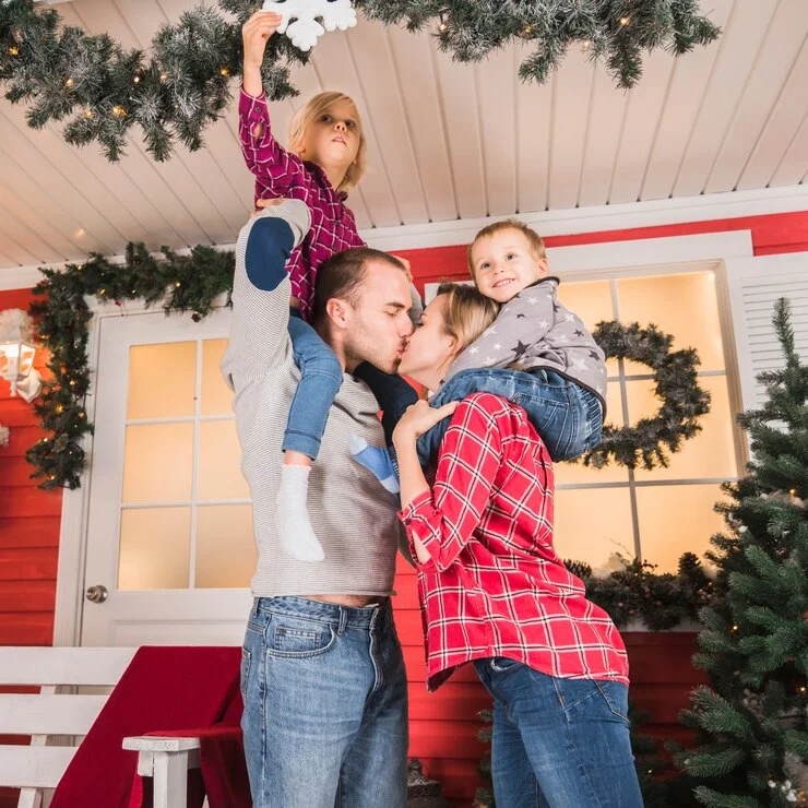 christmas_concept_with_parents_kissing