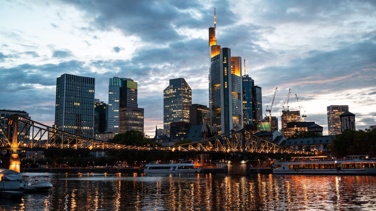 cityscape_frankfurt_downtown_sunset_germany