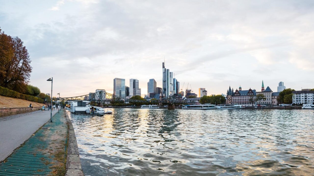 cityscape_of_frankfurt_downtown_airporttaxis