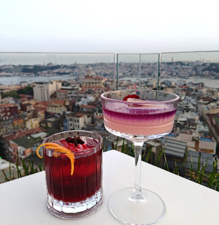 cocktails_on_the_balcony_table