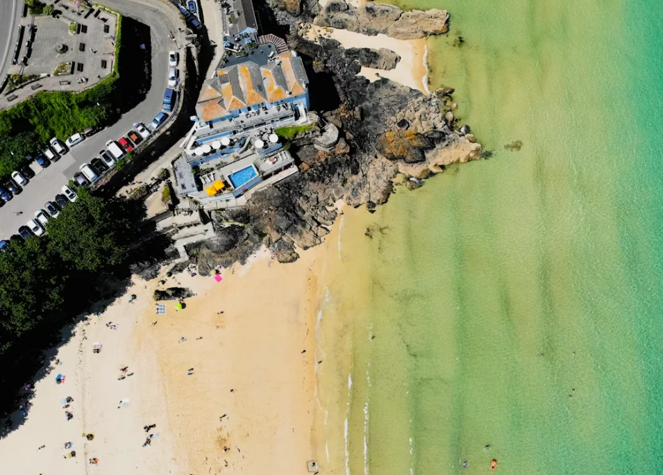 Cala escondida en Cornualles con agua turquesa y playa de arena