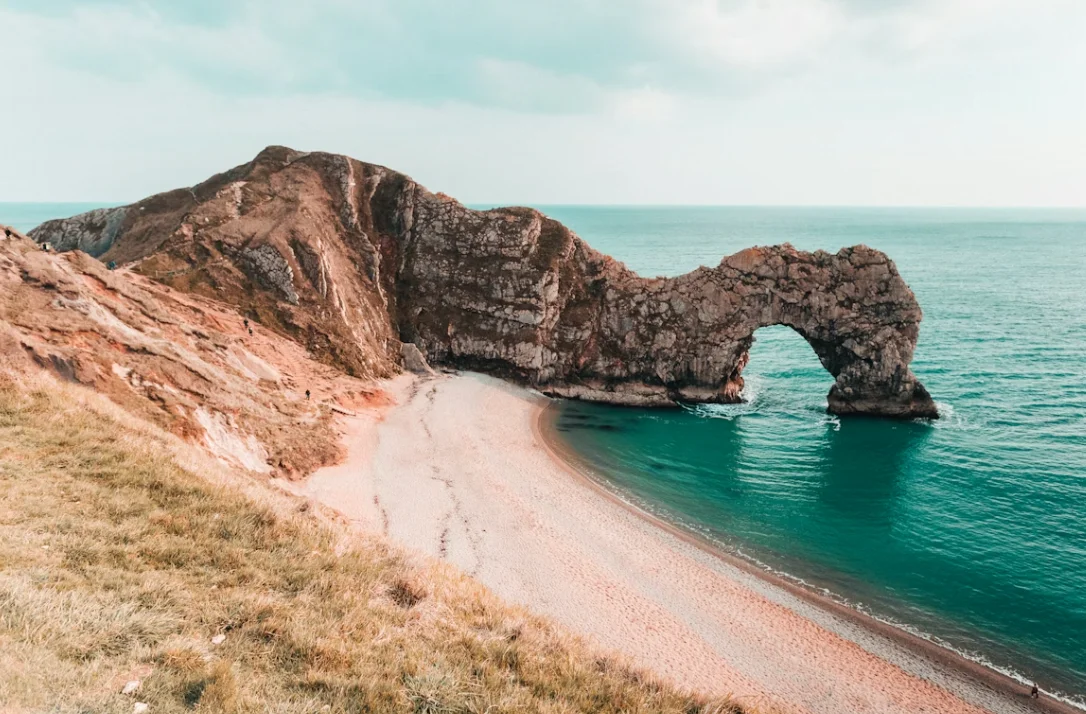 Formación rocosa Durdle Door en la costa de Dorset con vista al océano