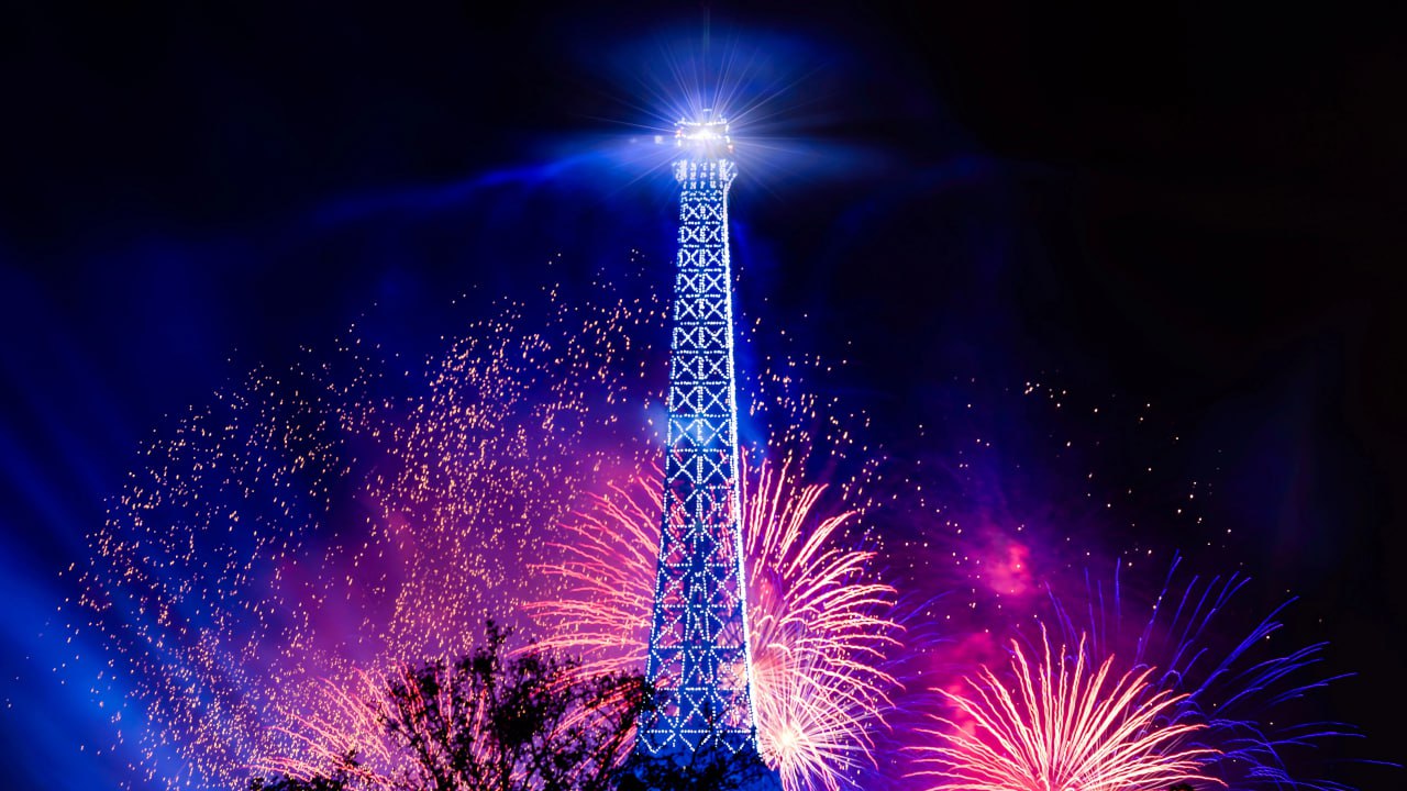 eiffel_tower_fireworks_bastille_day_night_paris