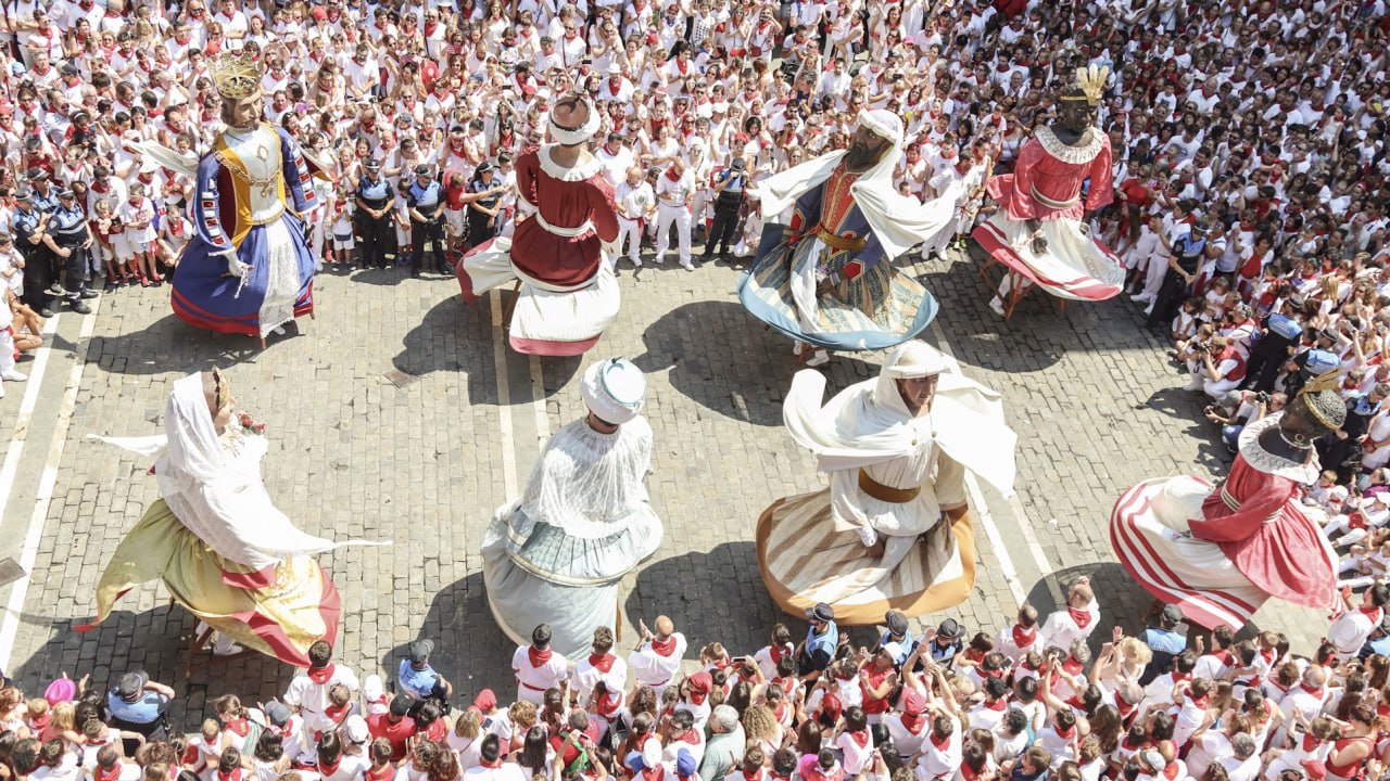 final_dance_at_the_city_hall_in_san_fermin_taxis