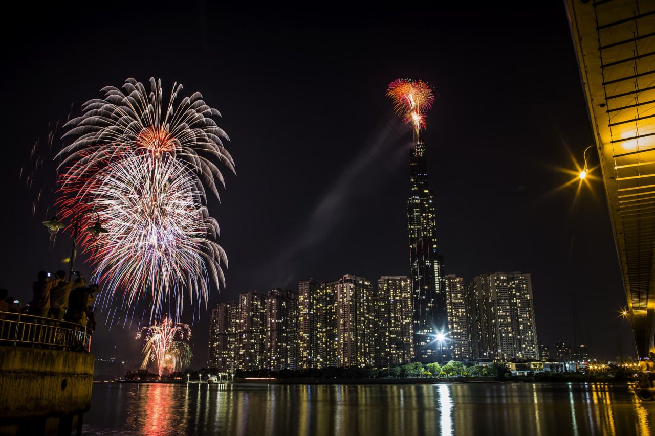 fireworks_display_over_city_buildings_during_night_time