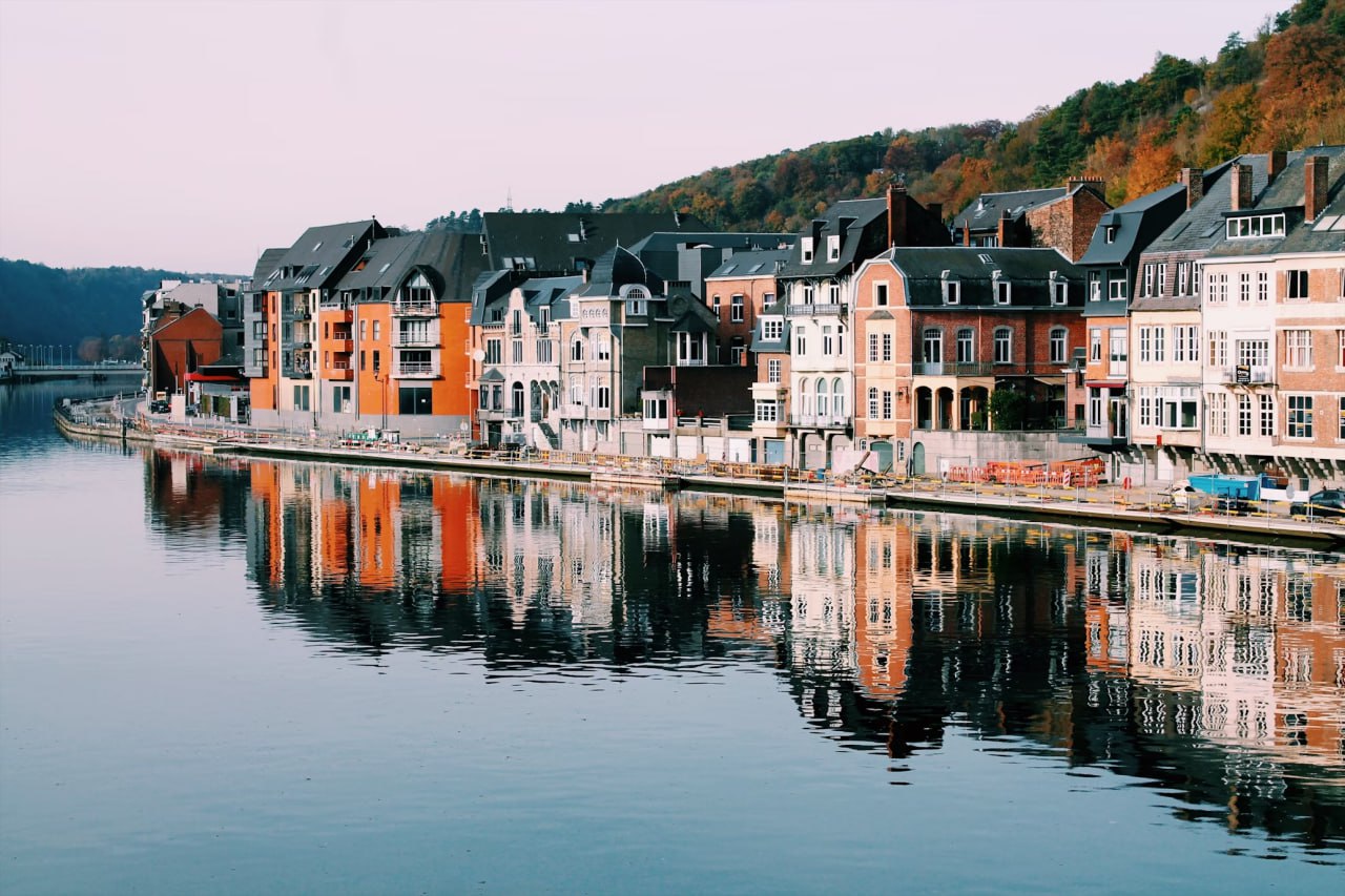 houses_by_the_river_dinant_belgium_airporttaxis