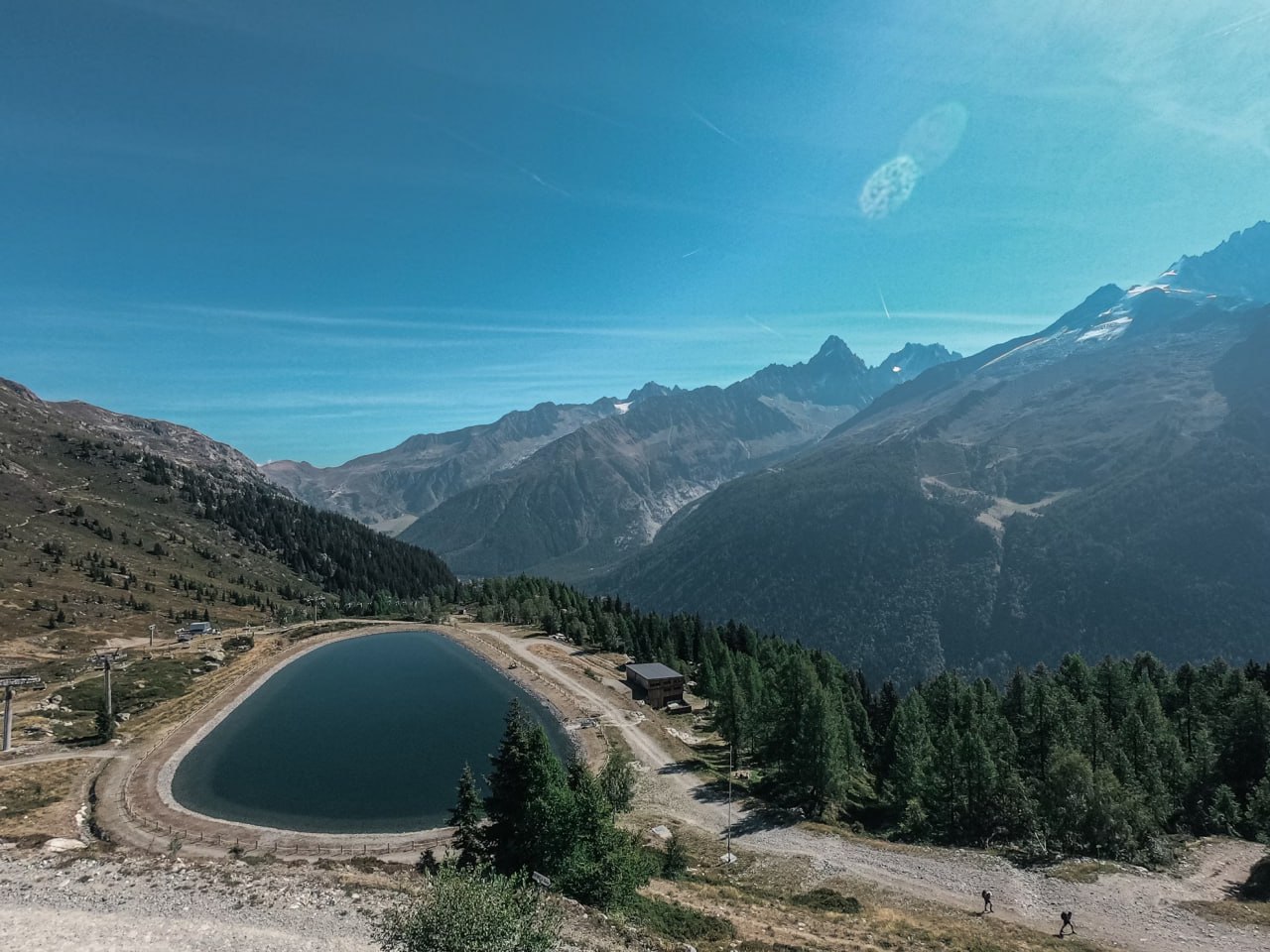 large_lake_surrounded_by_mountains_airporttaxis