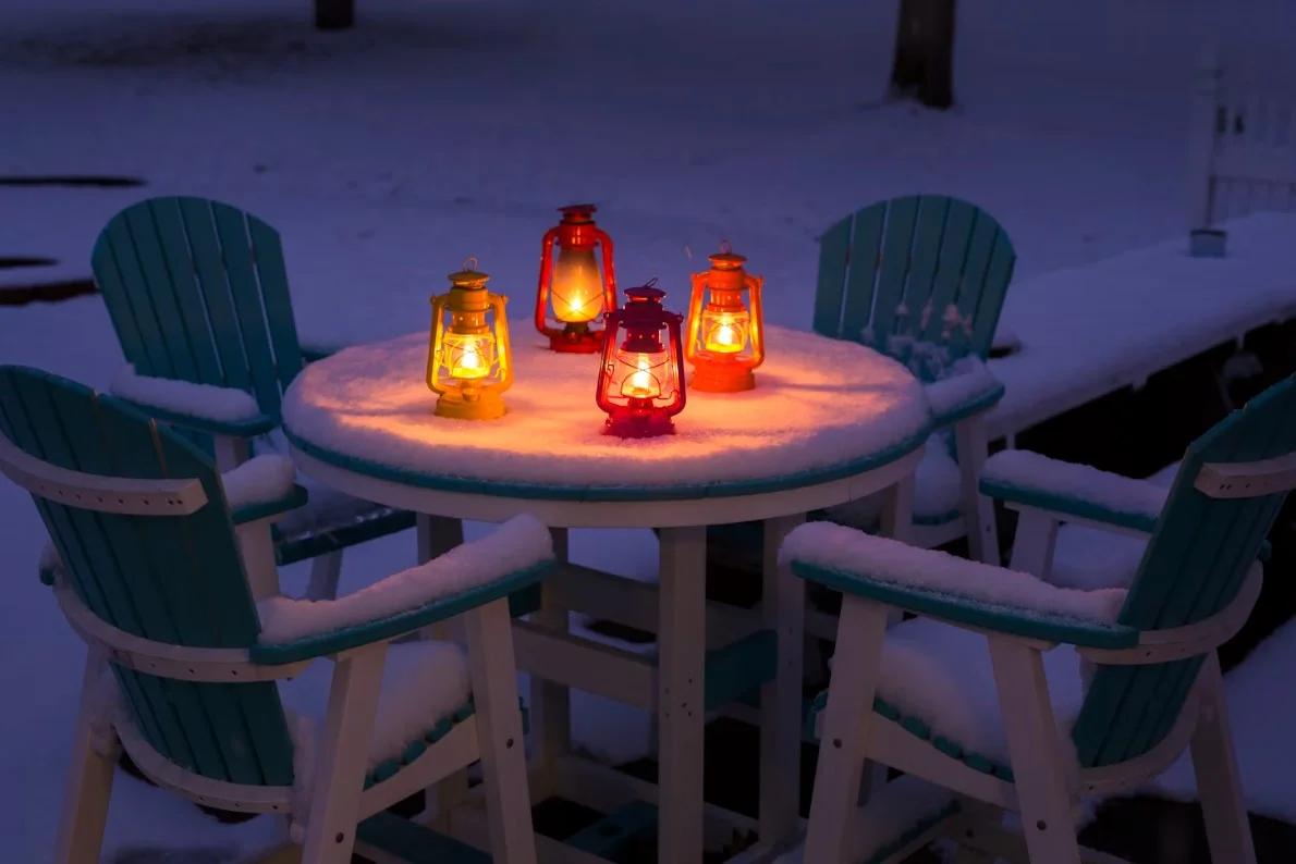 lighted-candles-on-round-table