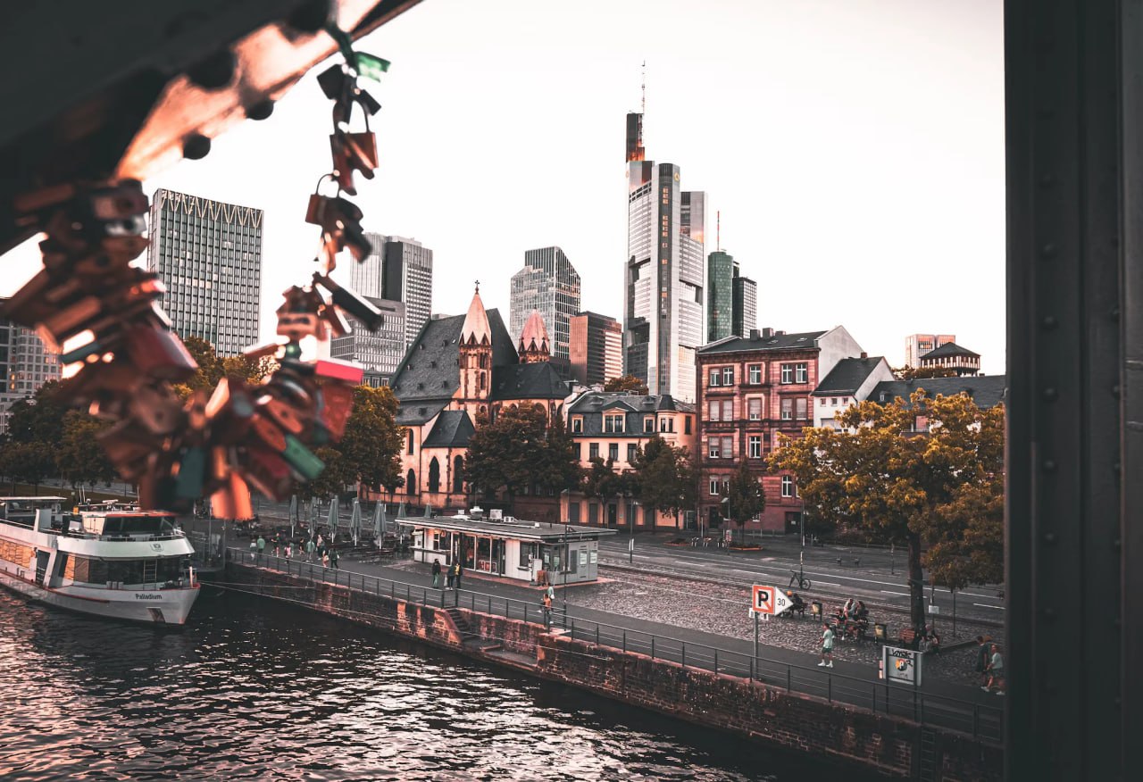locks_on_a_bridge_in_frankfurt