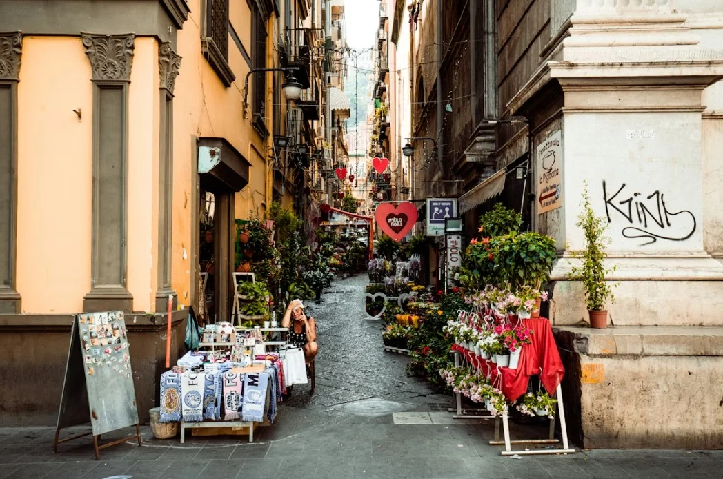 Smalle Italiaanse straat in een historische stad