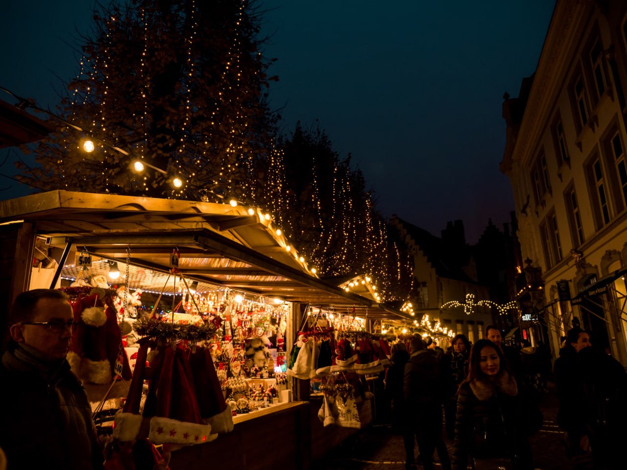 people_walking_on_street_with_christmas_decor_store