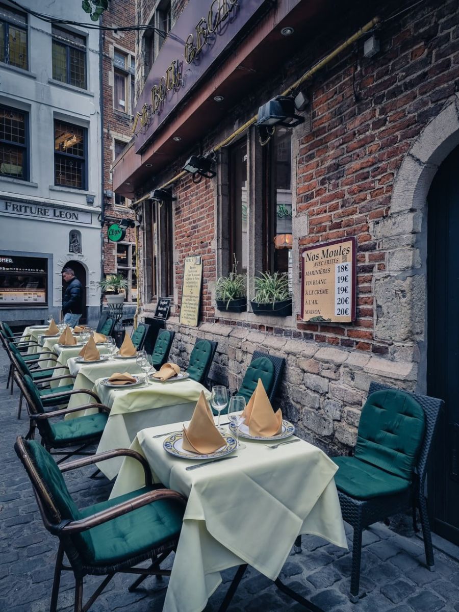 restaurant_with_tables_and_chairs_airporttaxis