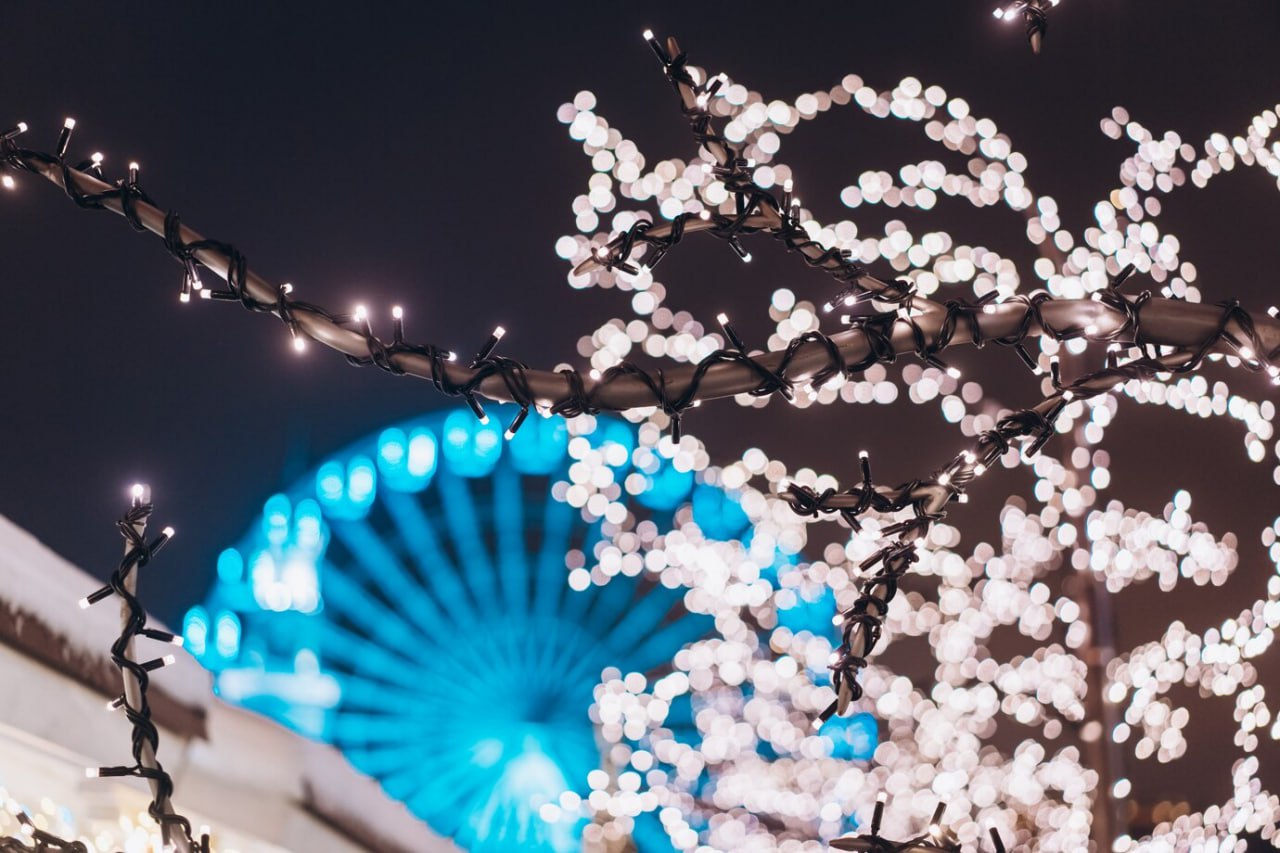 square_with_lights_and_ferris_wheel