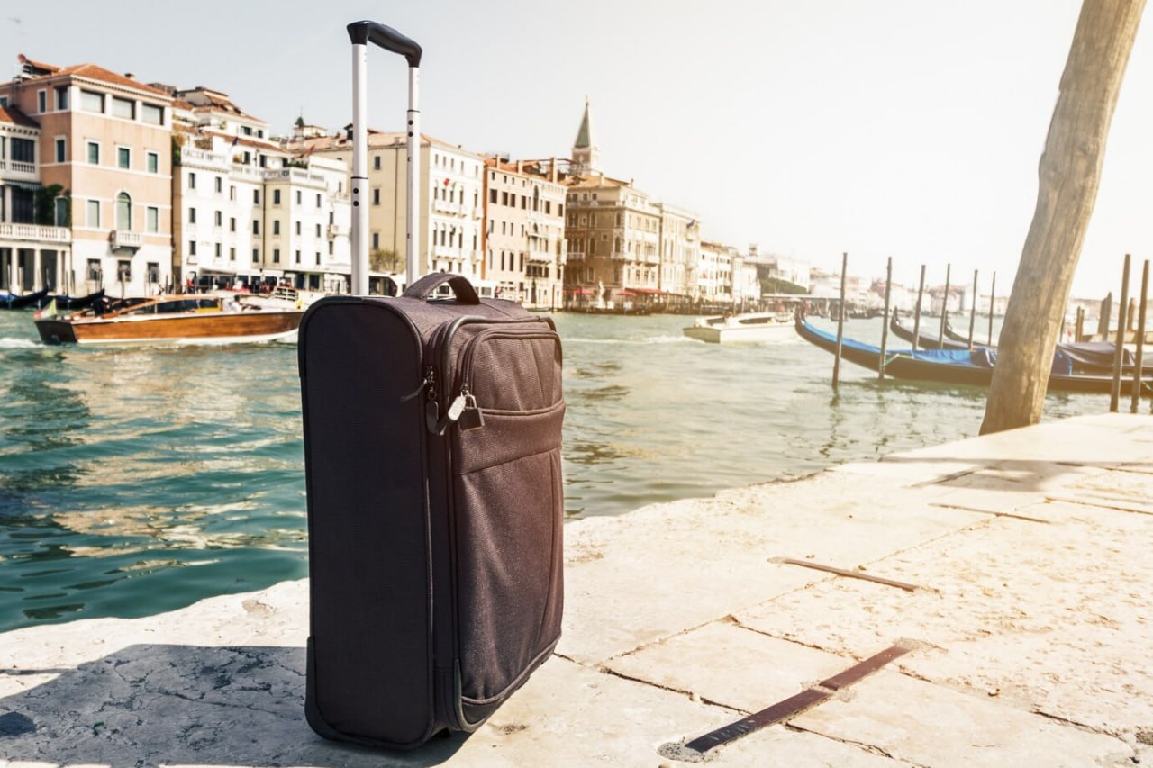 suitcase_on_travel_urban_background_venice_italy