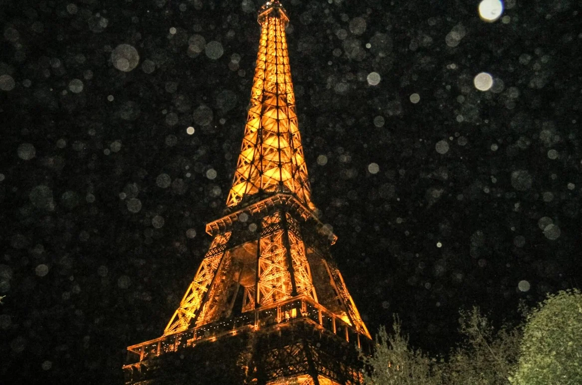 the-eiffel-tower-is-lit-up-at-night