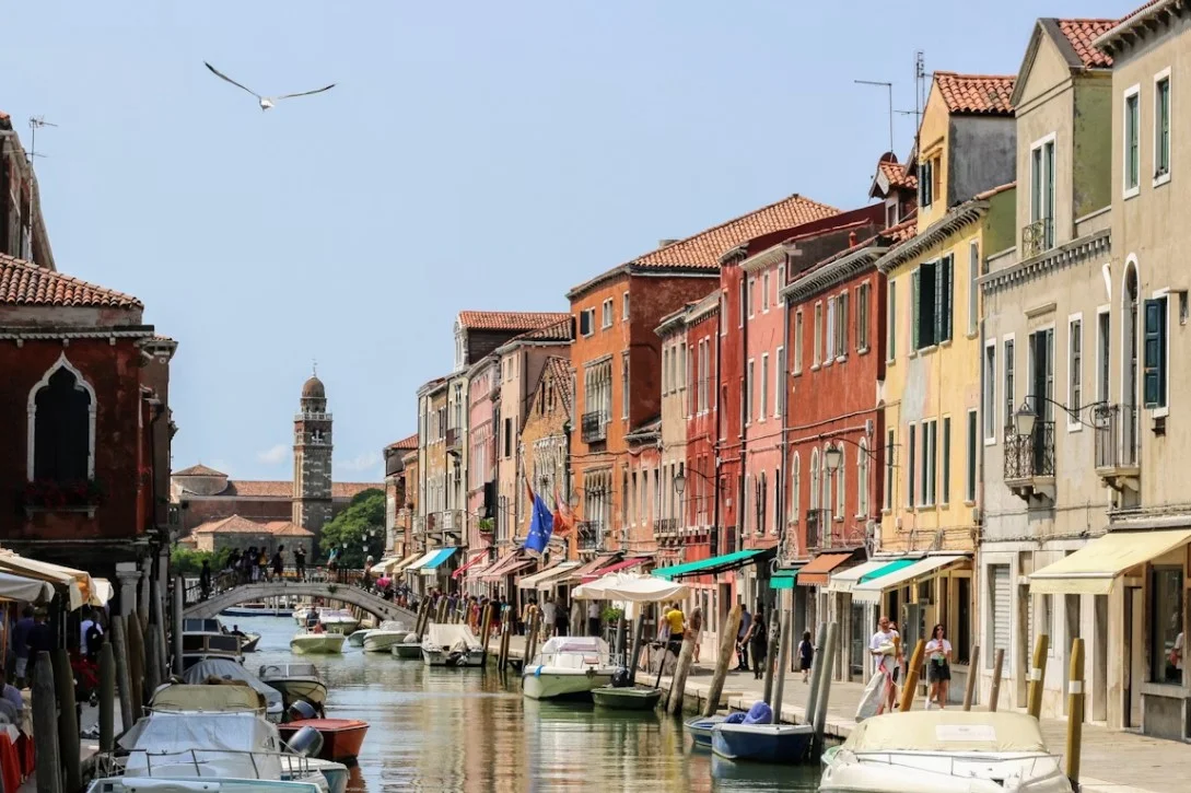 Kanaal in Venetië met historische huizen