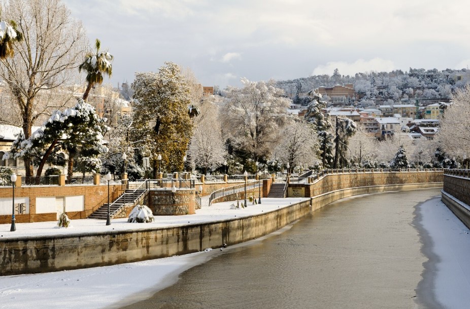 iew-trees-with-snow-along-river